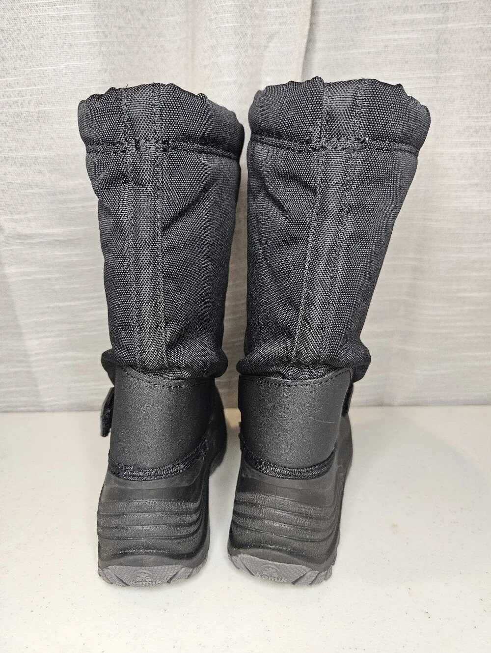 Kid's Kamik snow boots size 4 Black